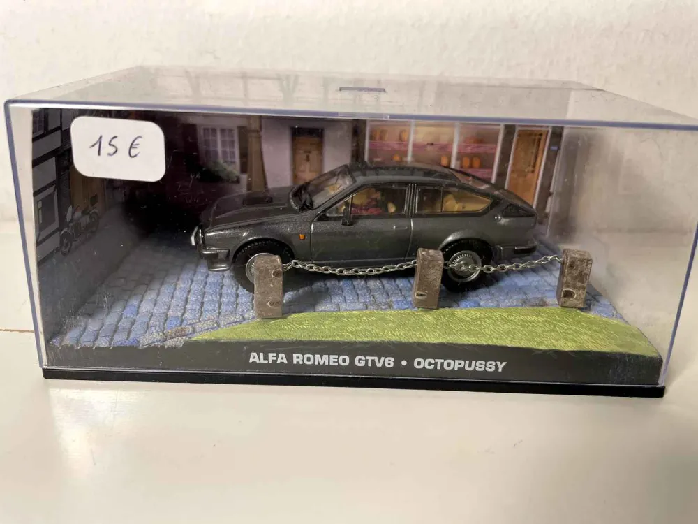 Alfa Romeo GTV6 grigio - JAMES BOND - OCTOPUSSY