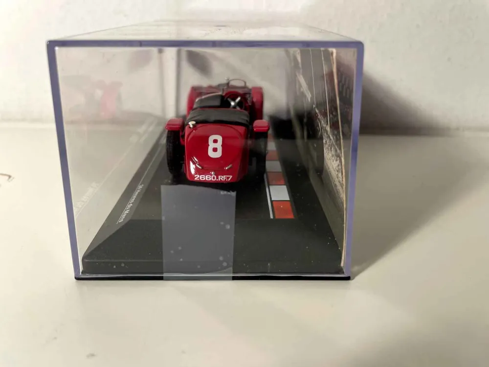 Alfa Romeo 8C rossa numero 8 (24 Ore di Le Mans 1932)