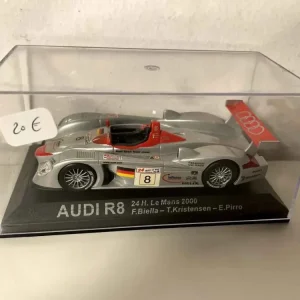 Audi R8 rossa e grigia numero 8 (24 Ore di Le Mans 2000)
