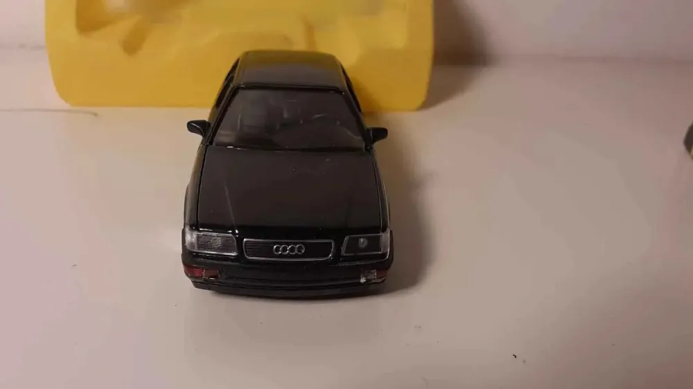 Audi V8 verde scuro (riferimento 1024)
