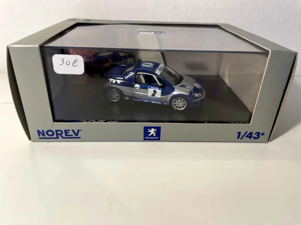 Auto da corsa Peugeot 206cc blu e grigia con numero 2 stagione 2002 (cofanetto rettangolare) Norev