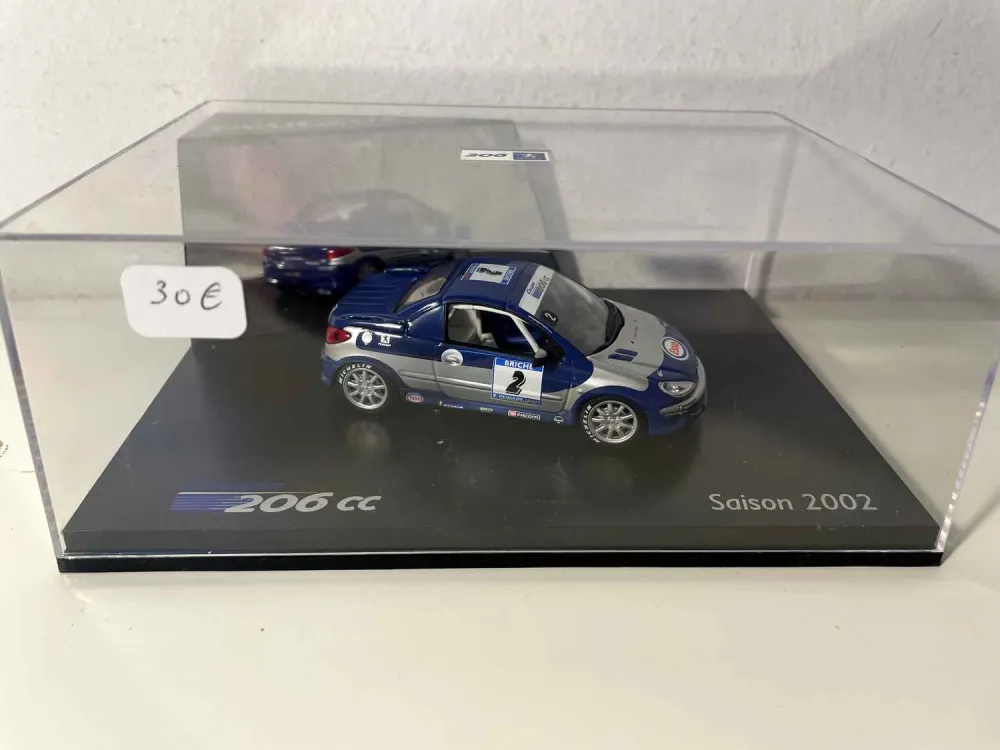 Auto da corsa Peugeot 206cc blu e grigia con numero 2 stagione 2002 (cofanetto rettangolare) Norev