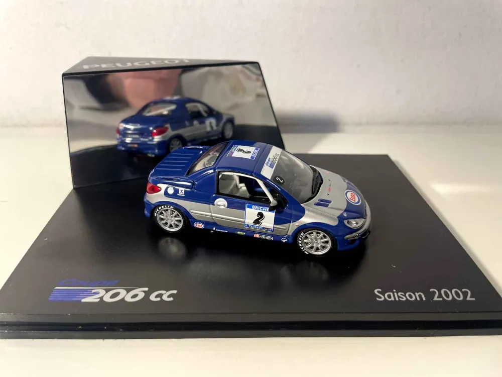 Auto da corsa Peugeot 206cc blu e grigia con numero 2 stagione 2002 (cofanetto rettangolare) Norev