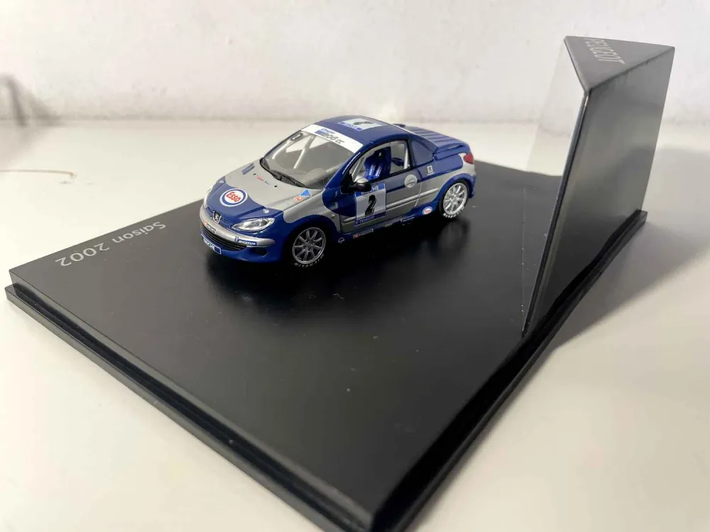 Auto da corsa Peugeot 206cc blu e grigia con numero 2 stagione 2002 (cofanetto rettangolare) Norev