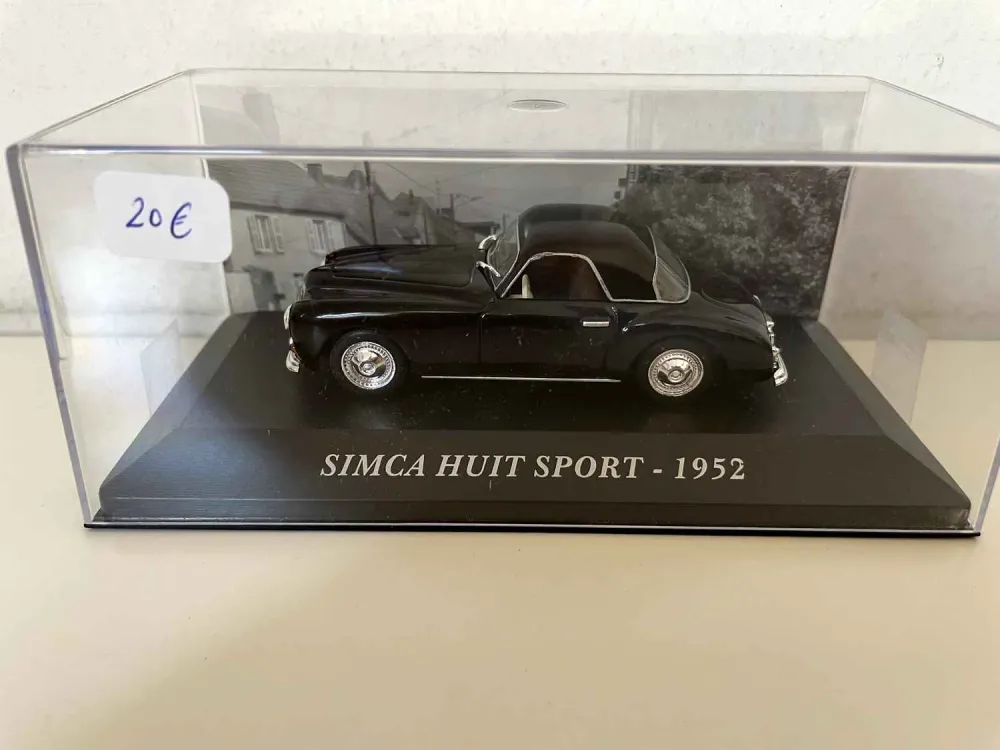 Auto sportiva SIMCA otto nera del 1952 (Simca 8)