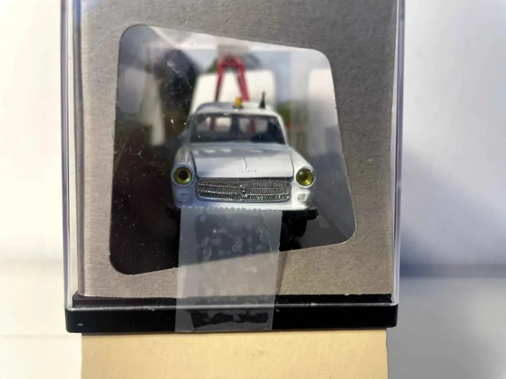 Autocarro attrezzi Peugeot 404 AVIA bianco