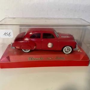 Berlina Chevrolet rossa con pubblicità COCA-COLA (Solido)