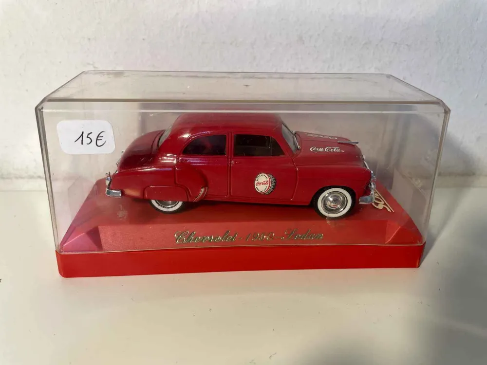 Berlina Chevrolet rossa con pubblicità COCA-COLA (Solido)