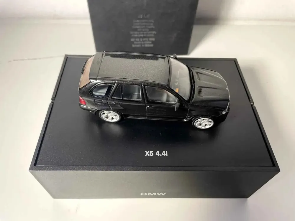 BMW X5 4.4i Nero (vetrina nera)
