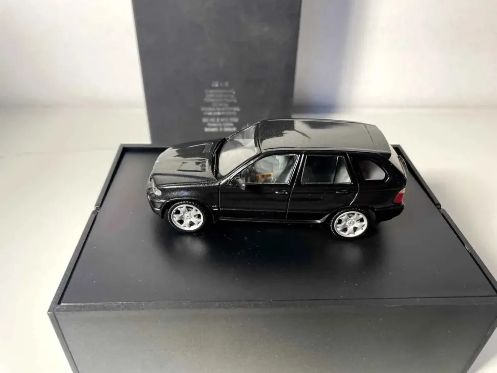 BMW X5 4.4i Nero (vetrina nera)