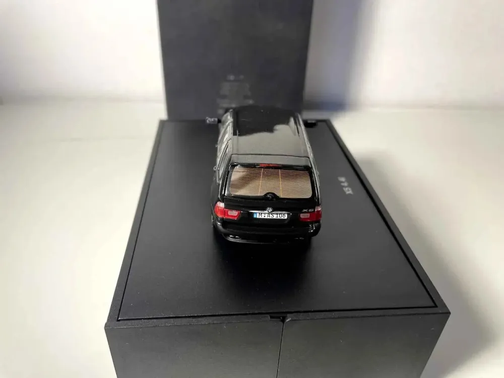 BMW X5 4.4i Nero (vetrina nera)