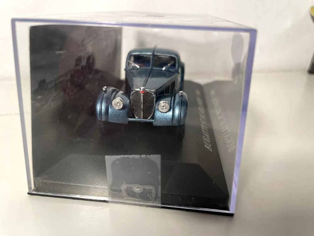 Bugatti 57 SC blu Atlantico (simile al blu metallizzato) del 1938