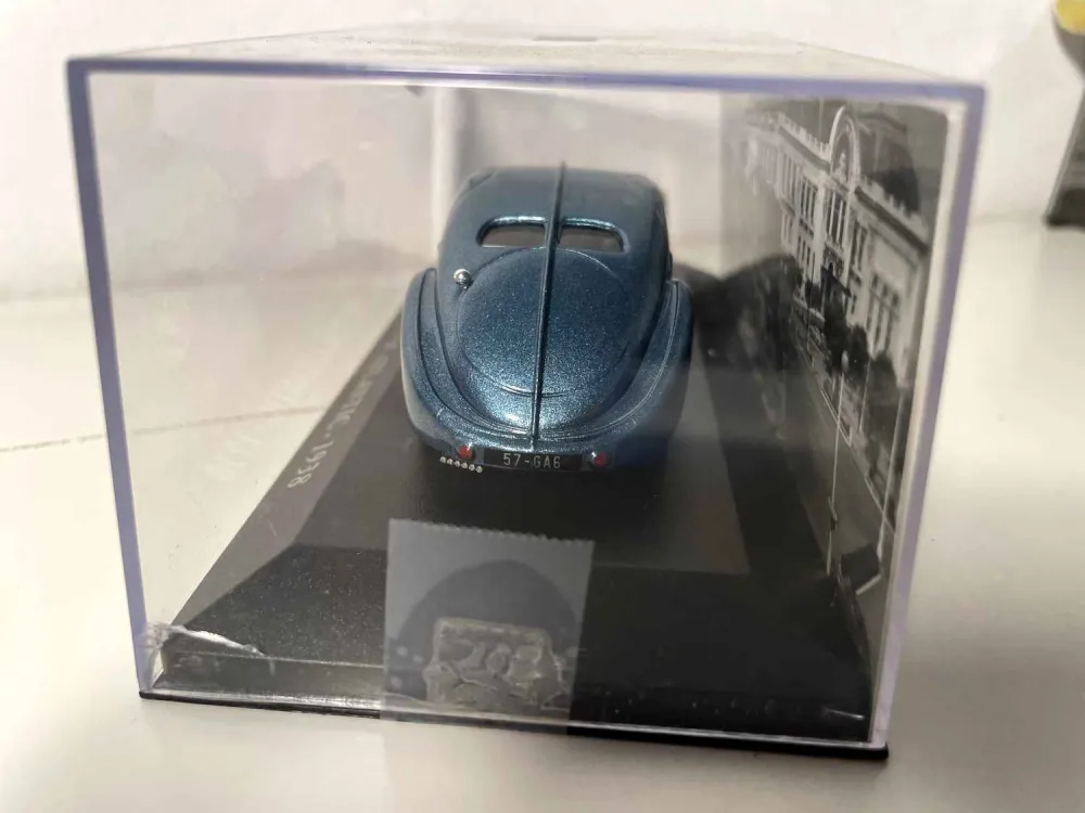 Bugatti 57 SC blu Atlantico (simile al blu metallizzato) del 1938