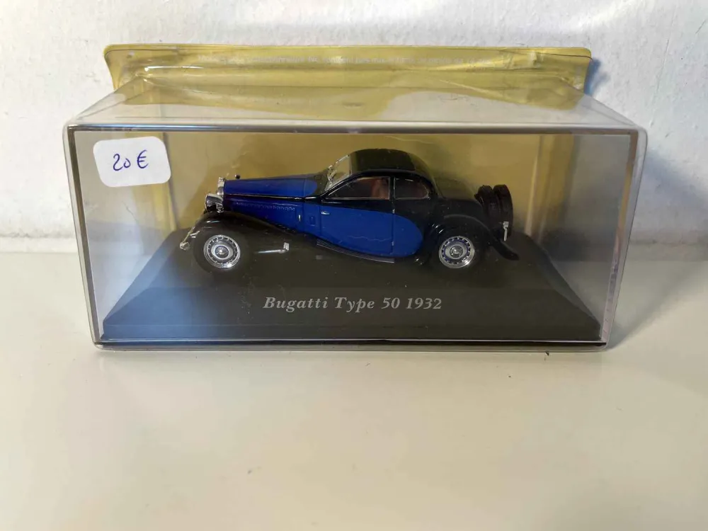 Bugatti Type 50 blu e nera del 1932