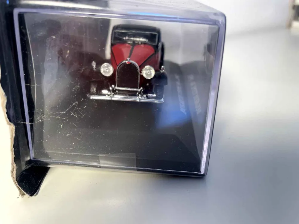 Bugatti Type 50 nera e rossa del 1932
