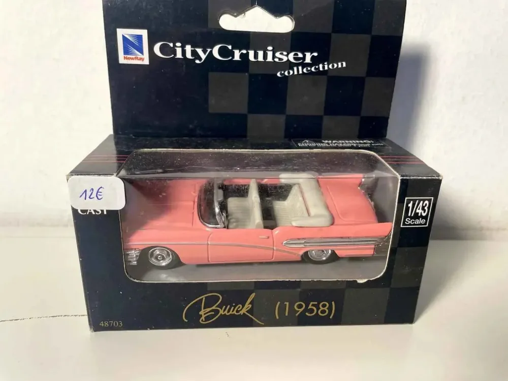Buick City Cruiser rosa del 1958 (auto americana)