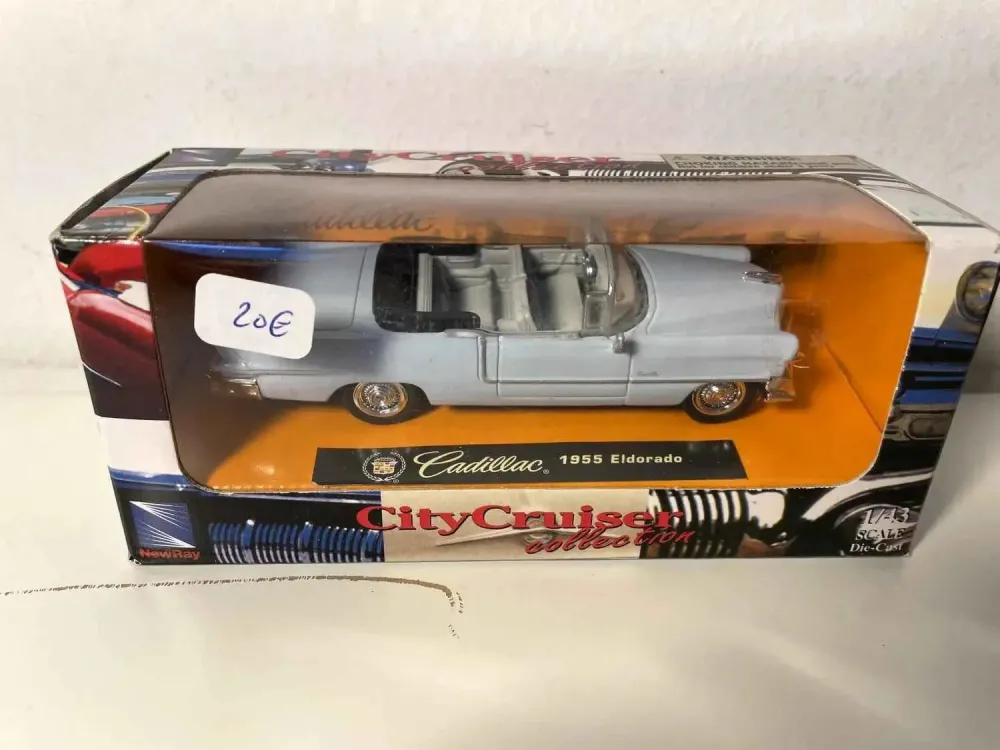 Cadillac Eldorado City Cruiser blu chiaro del 1955 (auto americana)