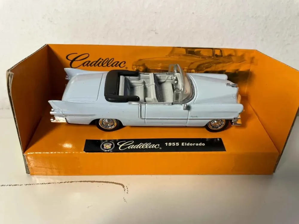 Cadillac Eldorado City Cruiser blu chiaro del 1955 (auto americana)