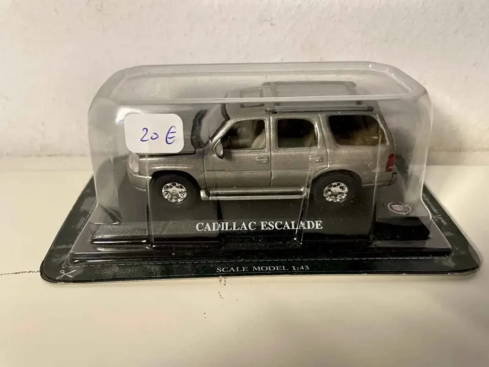 Cadillac Escalade grigia (auto americana)