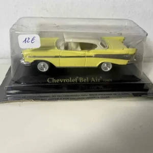 Chevrolet Bel Air gialla del 1957 (auto americana)