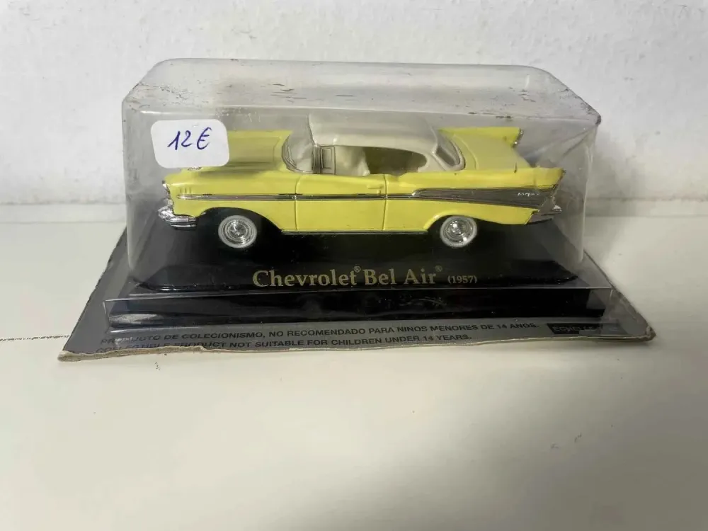 Chevrolet Bel Air gialla del 1957 (auto americana)
