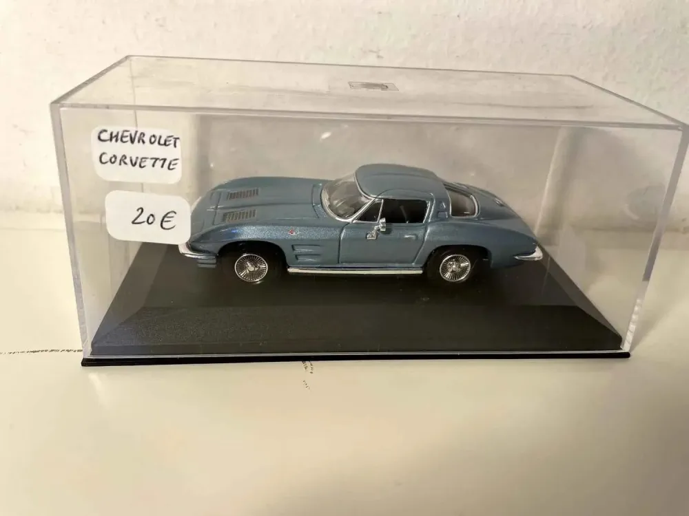 Chevrolet Corvette blu (auto americana)
