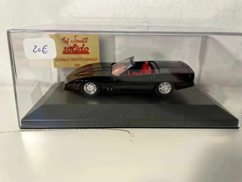 Chevrolet Corvette Convertible nera del 1984 (auto americana)