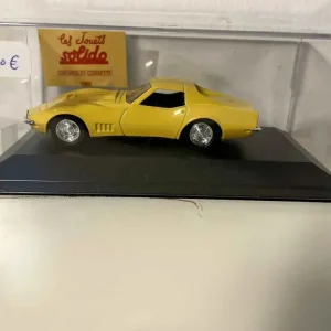 Chevrolet Corvette gialla del 1968 (auto americana)