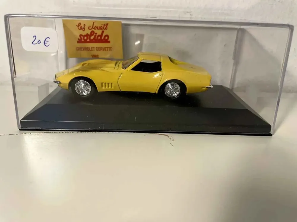 Chevrolet Corvette gialla del 1968 (auto americana)