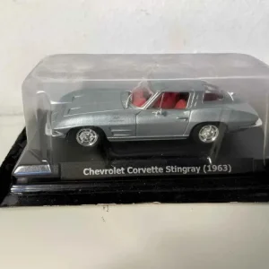 Chevrolet Corvette Stingray grigia del 1963 (auto americana)