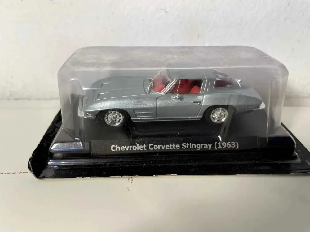 Chevrolet Corvette Stingray grigia del 1963 (auto americana)