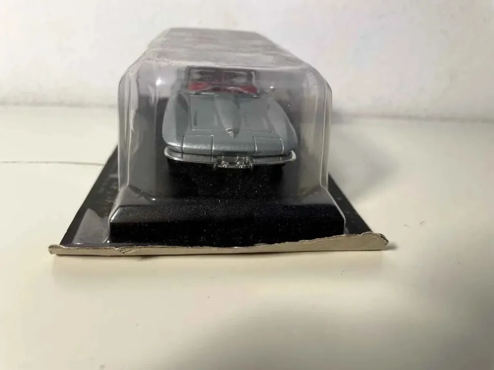 Chevrolet Corvette Stingray grigia del 1963 (auto americana)