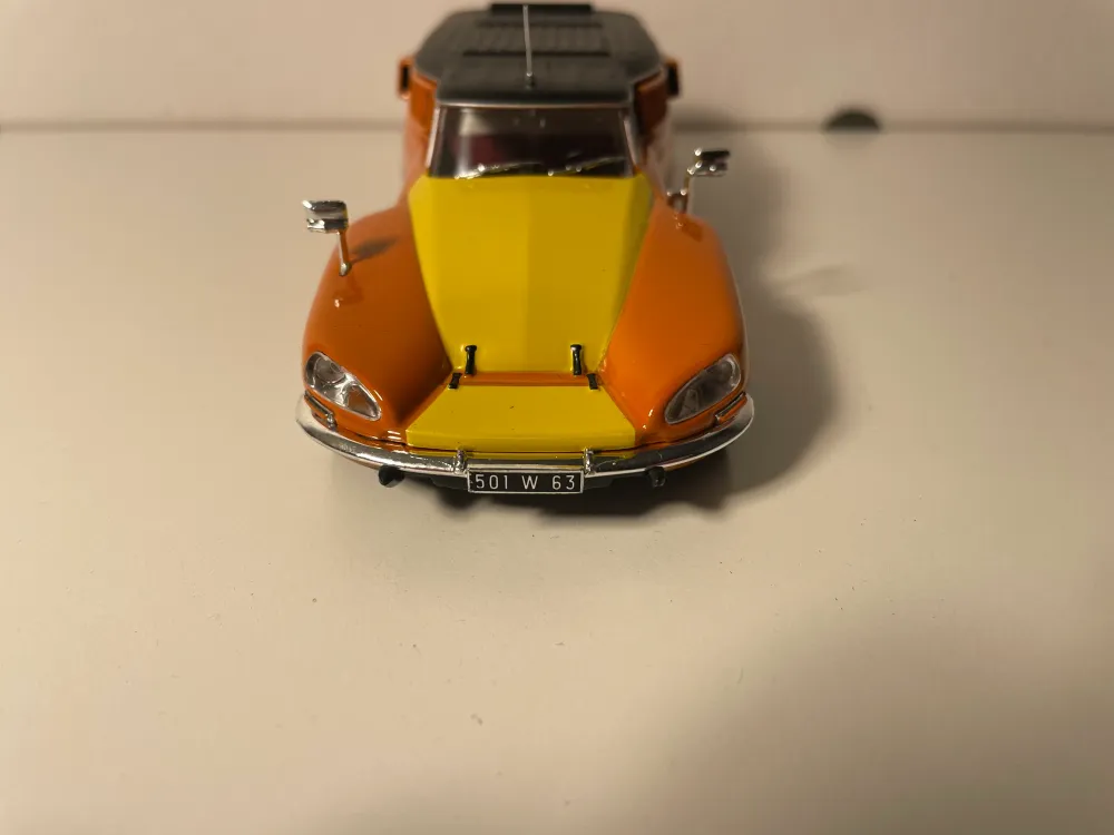 Citroën DS 1000 gambe MICHELIN arancioni e gialle