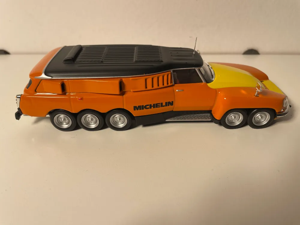 Citroën DS 1000 gambe MICHELIN arancioni e gialle