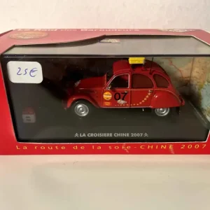 Citroën 2CV rosso scuro La crociera Cina del 2007: il raid dell'avventuriero