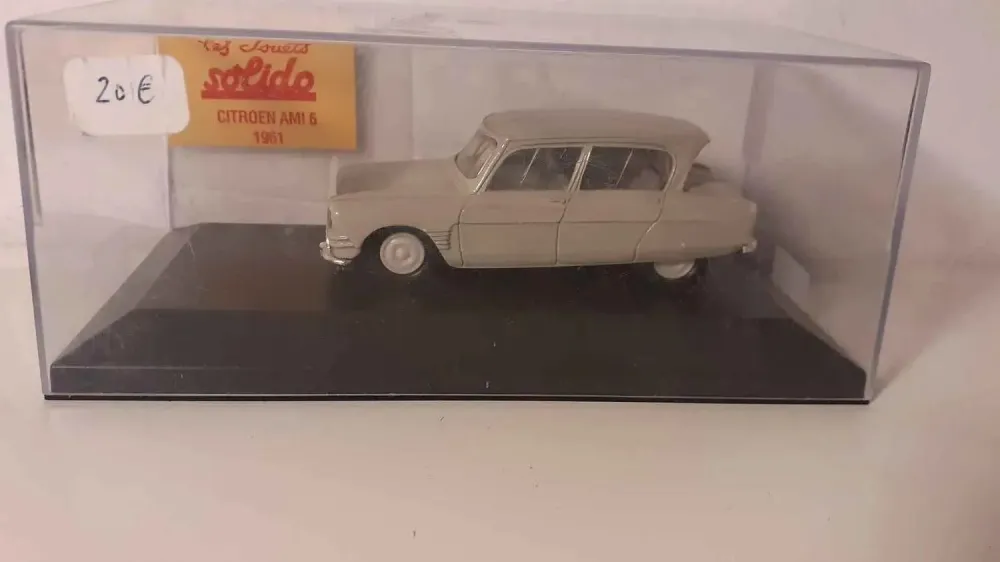 Citroën Ami 6 grigia del 1961