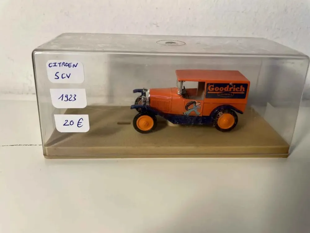 Citroën 5 CV arancione con pubblicità GOODRICH (Eligor)