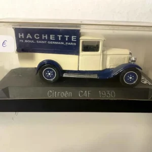 Citroën C4F beige e blu del 1930 con pubblicità HACHETTE (Solido)
