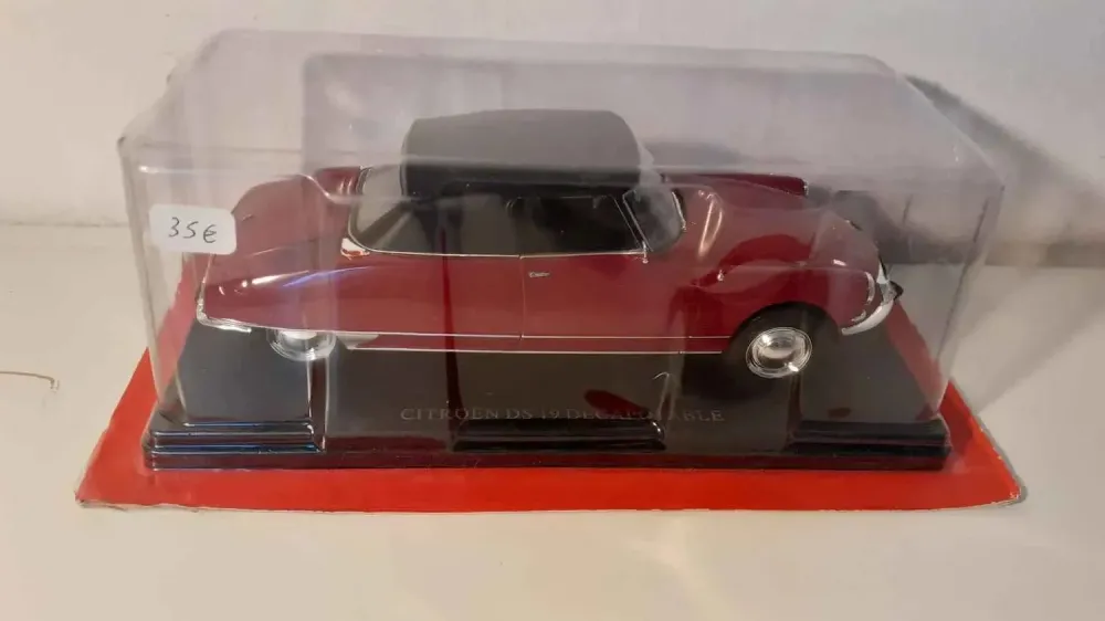 Citroën DS 19 decappottabile bordeaux e tetto nero (scala 1/24)