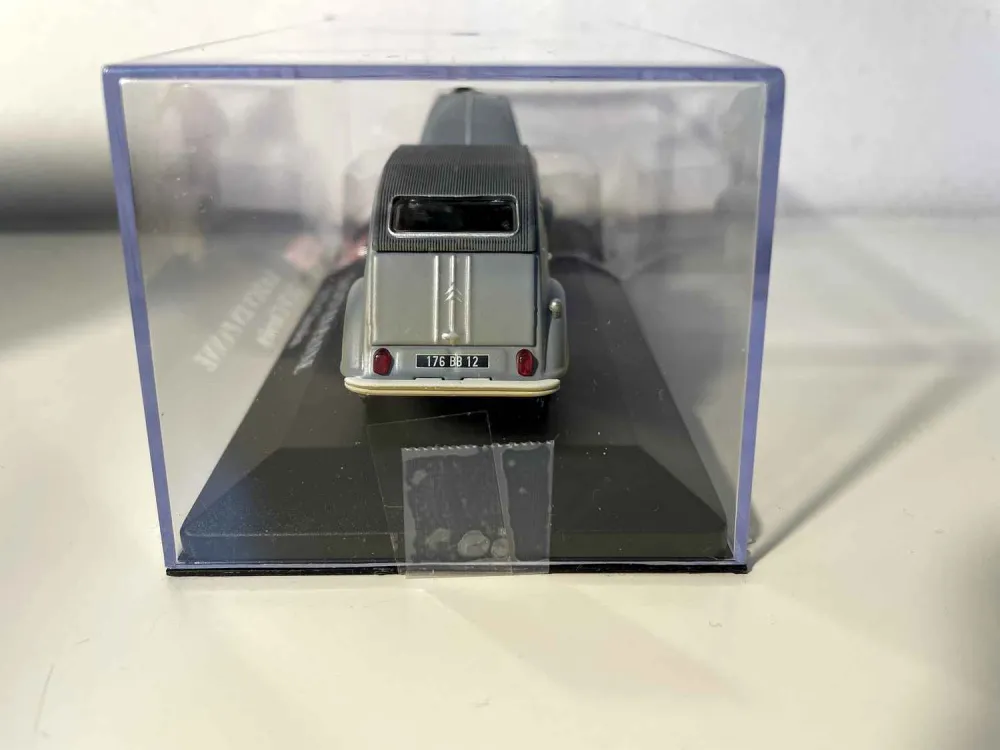 Citroën 2 CV grigia/arrugginita - la 2CV panne (con 1 carattere)