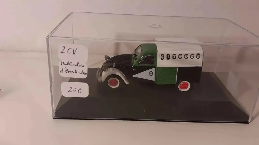 Citroën 2 CV multicolore di Amsterdam (auto Auto Plus su base)