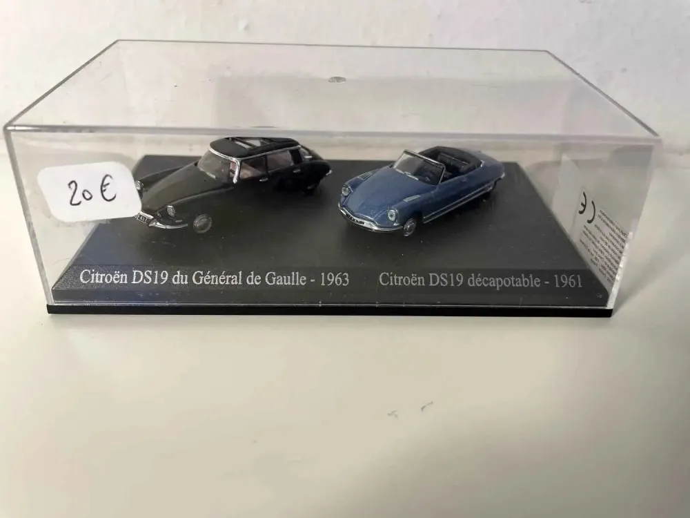Citroën DS 19 nera del generale De Gaulle del 1963 + Citroën DS19 decappottabile blu del 1961 (scala HO)