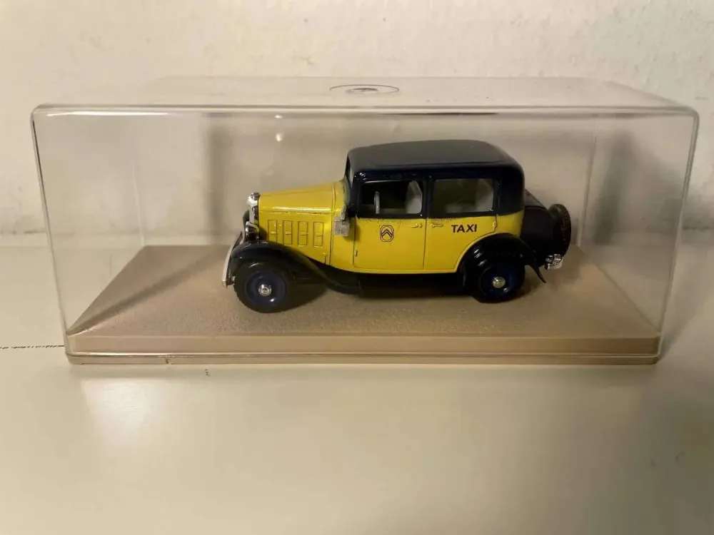 Citroën Rosalie gialla e nera del 1934 TAXI PARIGINO