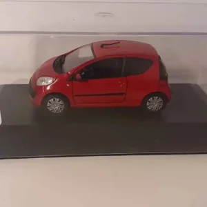 Citroën C1 rossa del 2005 (scatola plexi)