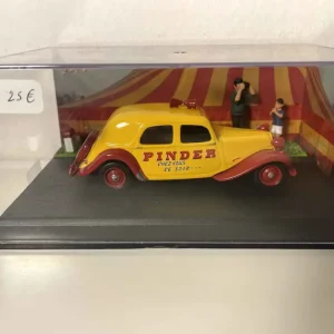 Citroën Traction Avant gialla e rossa del Pinder Circus - Nationale 7 - Blue Route