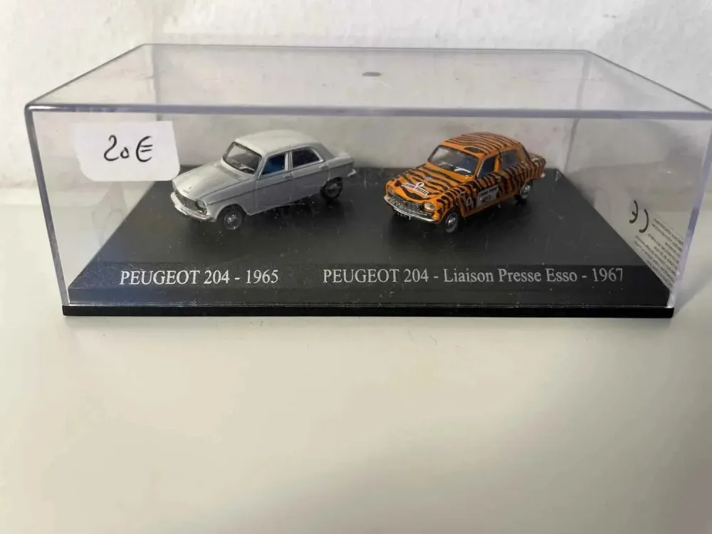 Comunicato stampa ESSO (scala HO) della Peugeot 204 bianca del 1965 + Peugeot 204 arancione con strisce nere