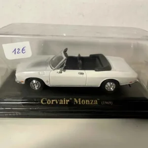 Corvair Monza bianca del 1969 (auto americana)