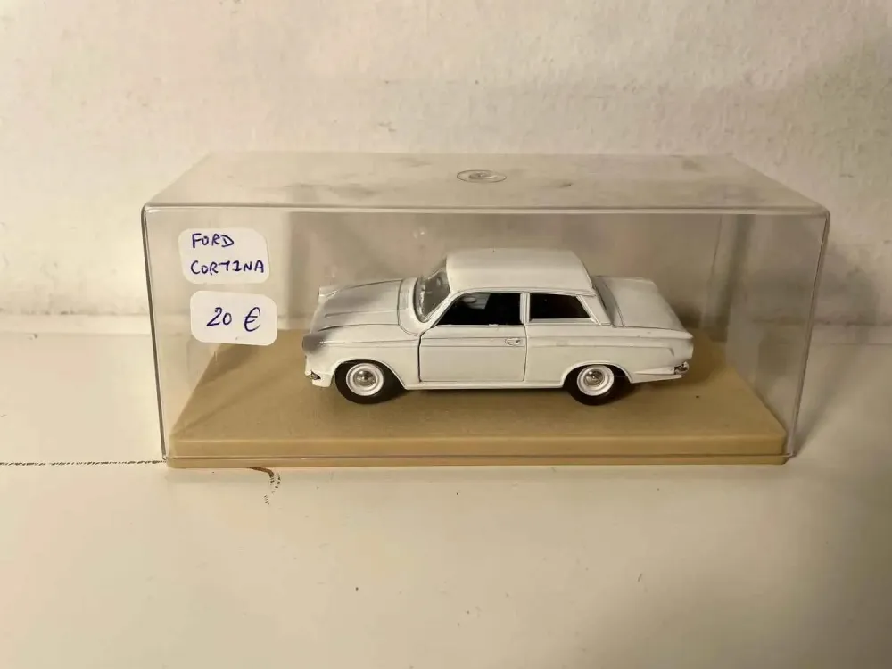 Ford Cortina bianca (Eligor)