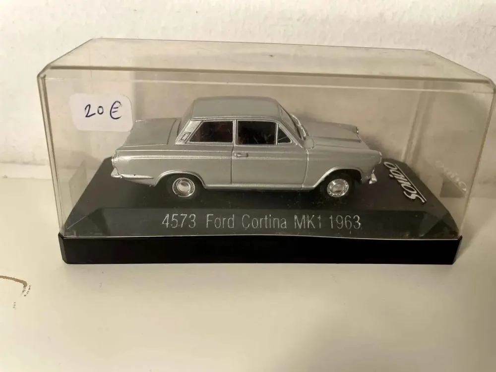 Ford Cortina MK1 grigia del 1963 (numero di parte Solido 4573)