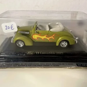 Ford V8 decappottabile verde del 1937 (auto americana)